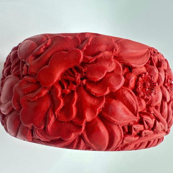 Vintage massive red Cinnabar Chinese carved lacquer floral bangle bracelet - Picture 3 of 10
